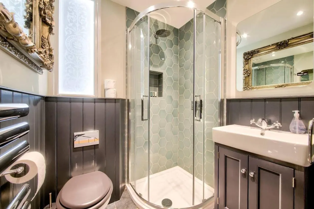 Upper Bow - Luxurious, Modern 1Br Apartment Near Castle Edinburgh 0*,  United Kingdom